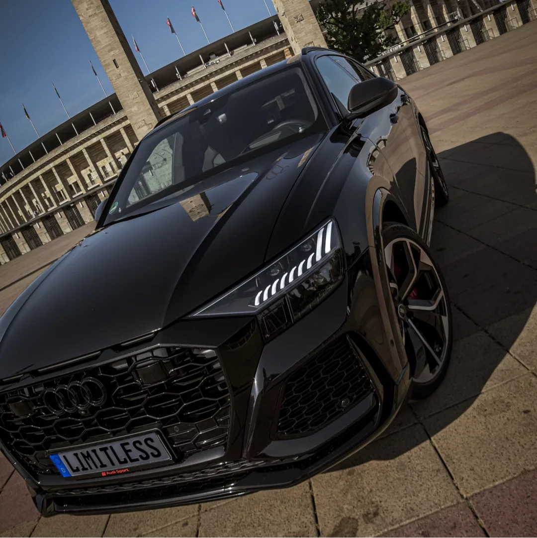 Audi RSQ8 Sportback in Schwarz mieten - Frontansicht