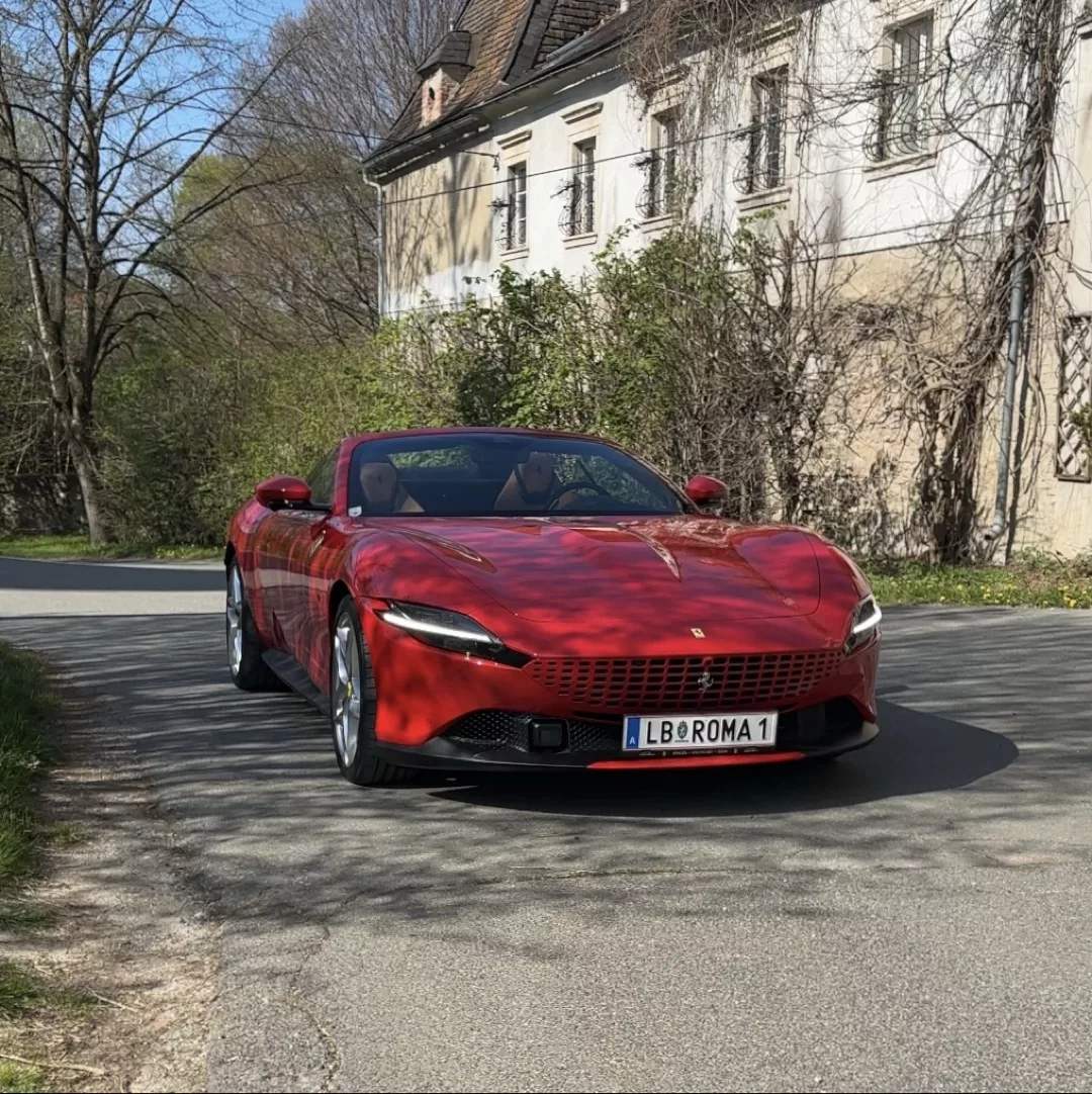 Ferrari Roma Spider in Rot auf Landstraße mieten.