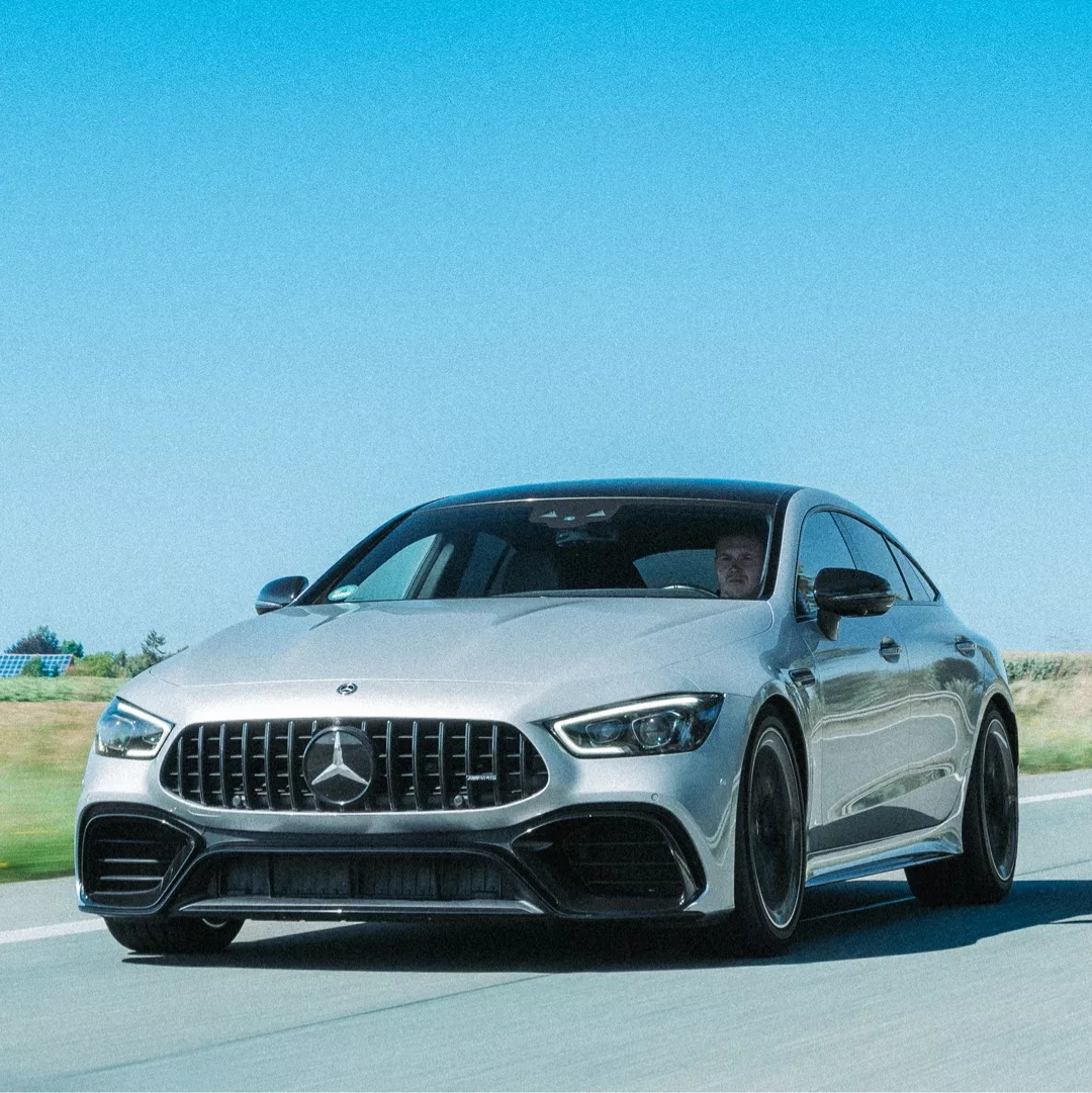 Mercedes AMG GT63s in Silber von vorne auf der Straße mieten.