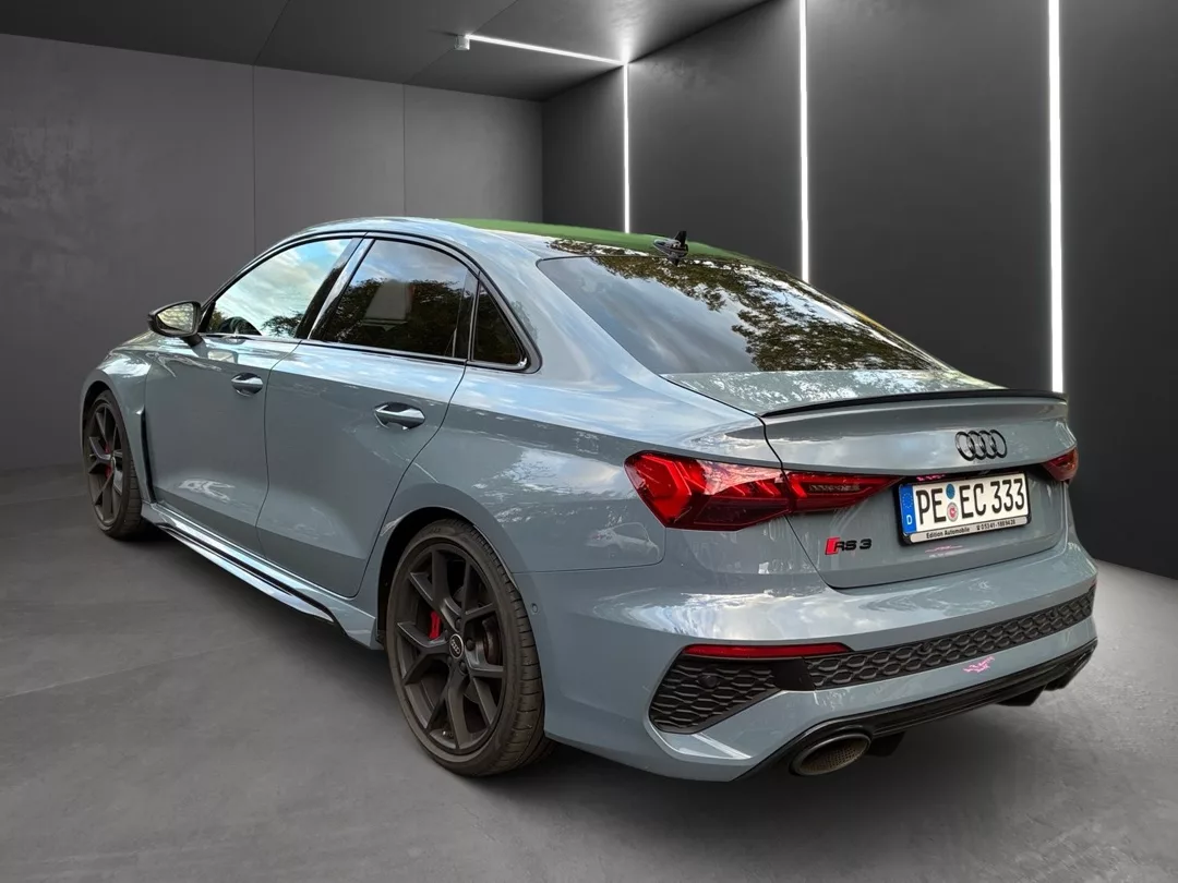 Audi RS3 in Grau von der Seite mieten