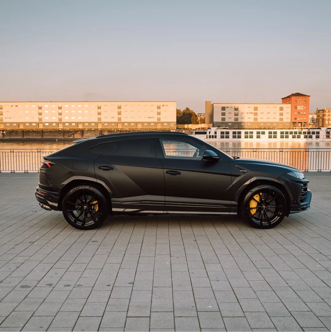 Lamborghini Urus in Grau von der Seite mieten