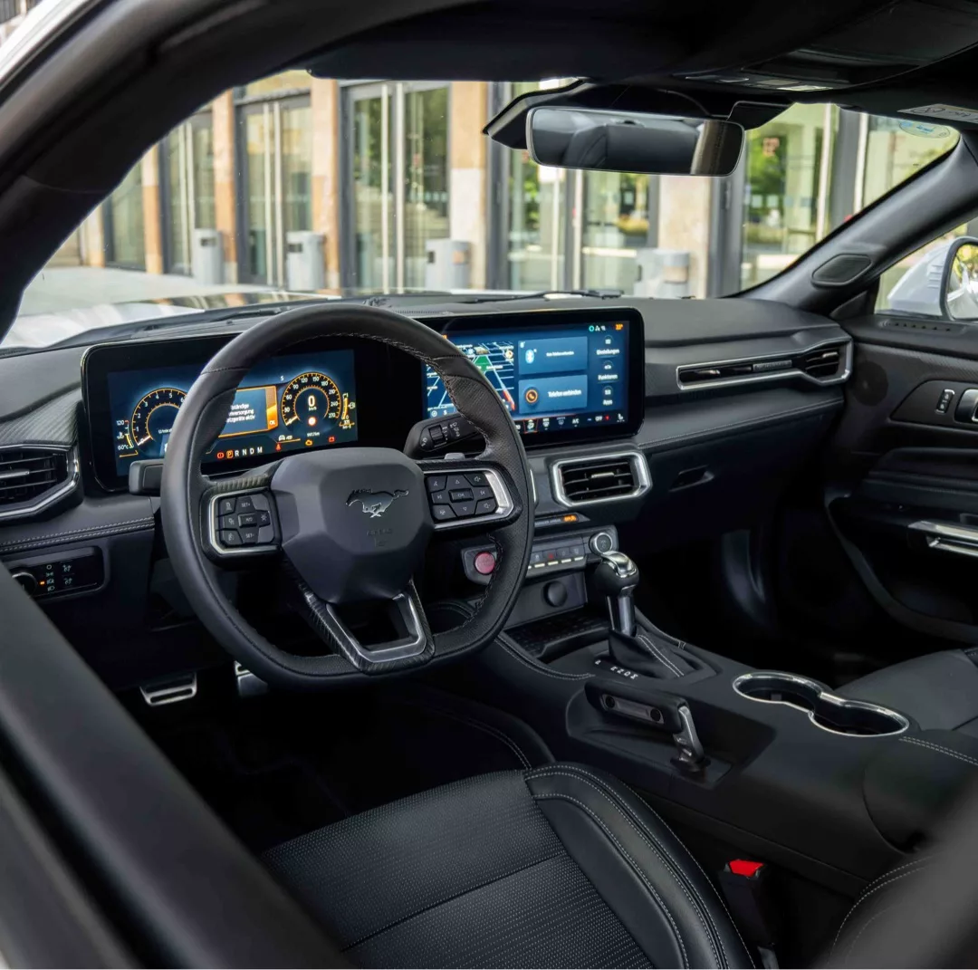 Ford Mustang GT (2024) Innenraum mit modernem Cockpit mieten