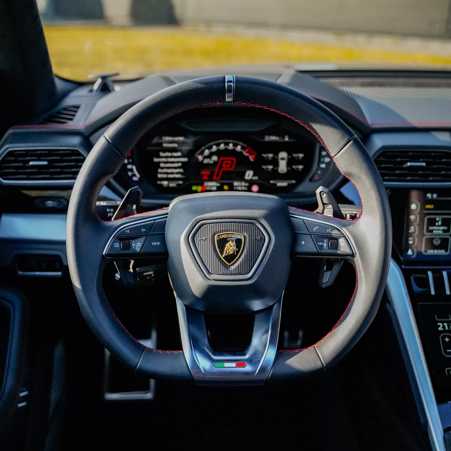 Lamborghini Urus Cockpitansicht mit Lenkraddetails mieten
