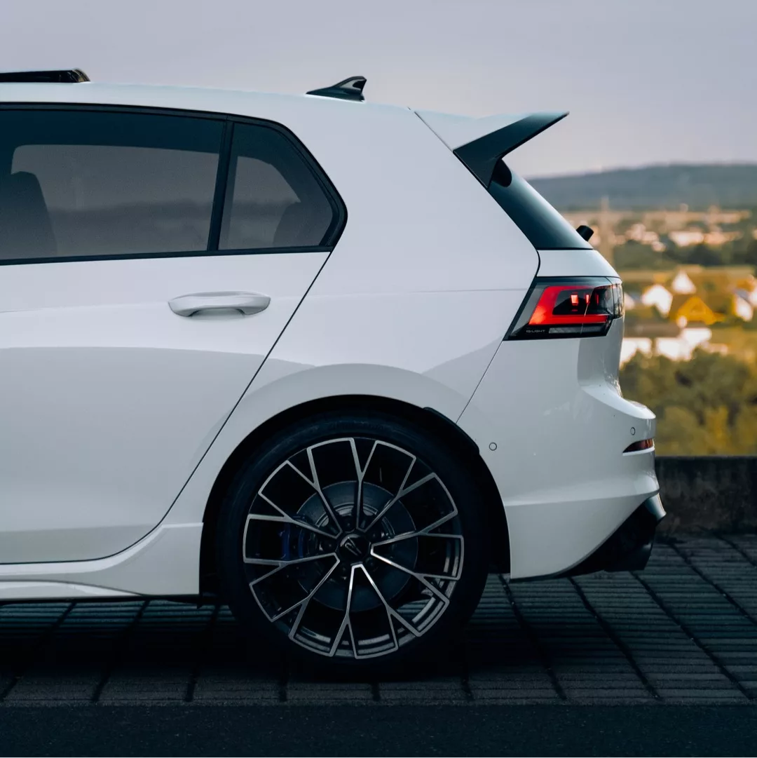Golf 8R Performance in Weiß, Heck- und Seitenansicht mieten.