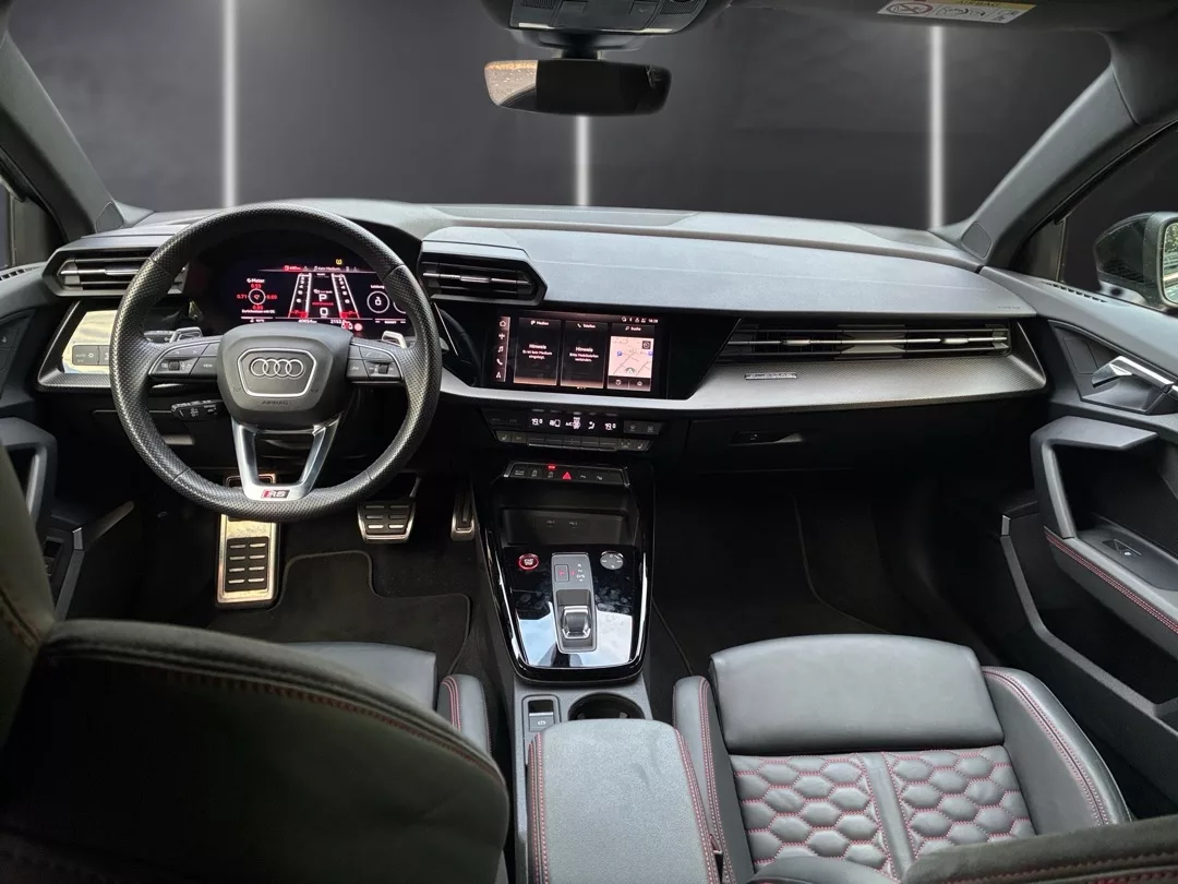 Audi RS3 Innenraum mit Cockpit-Ansicht mieten