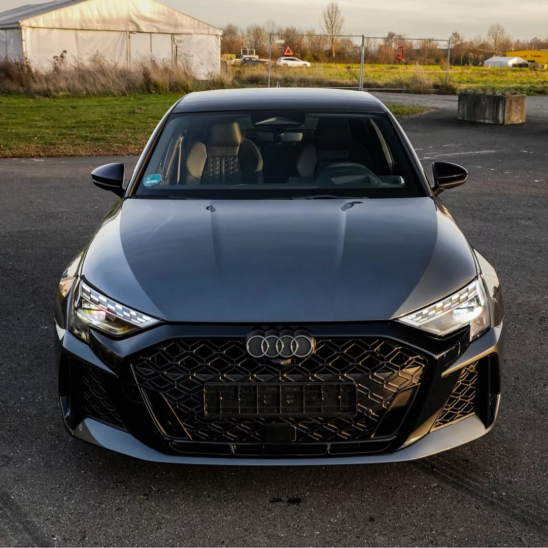 Audi RS3 2025 in Grau mieten - Frontansicht