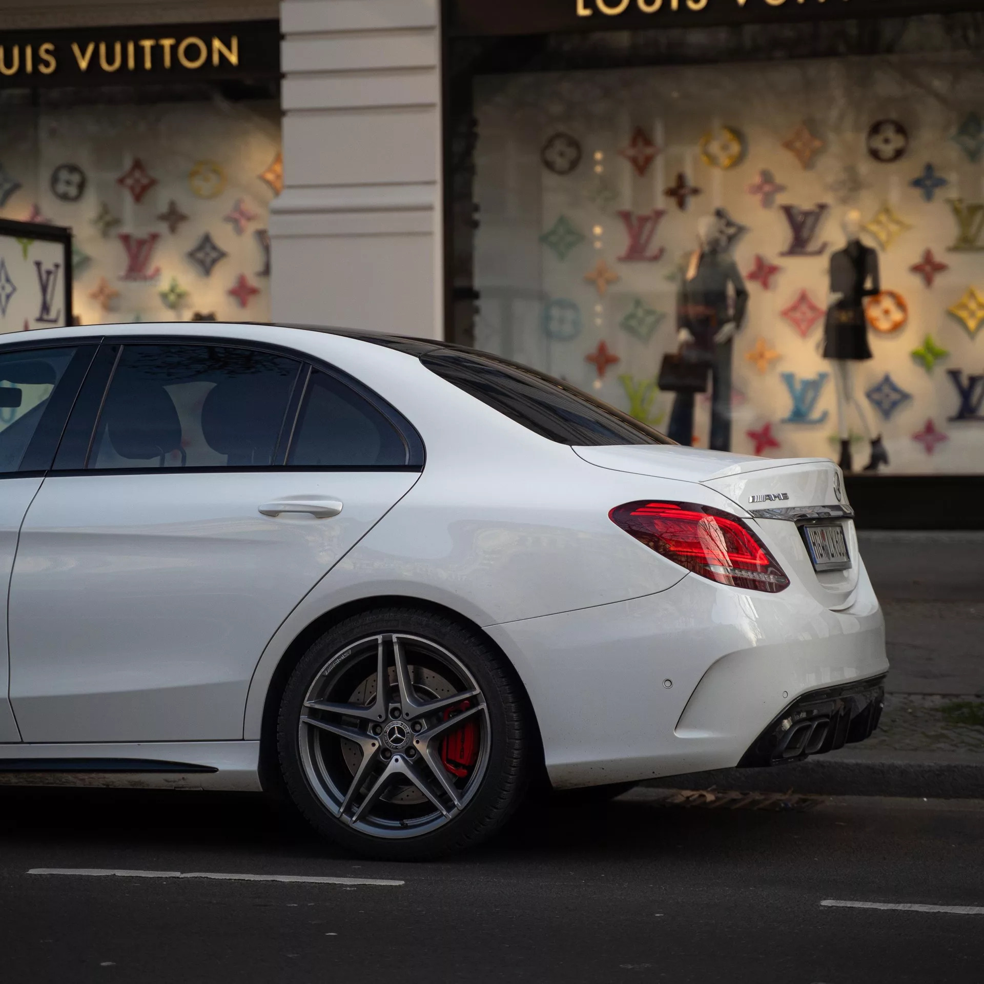 Mercedes C63s V8 BiTurbo in Weiß von hinten mieten.
