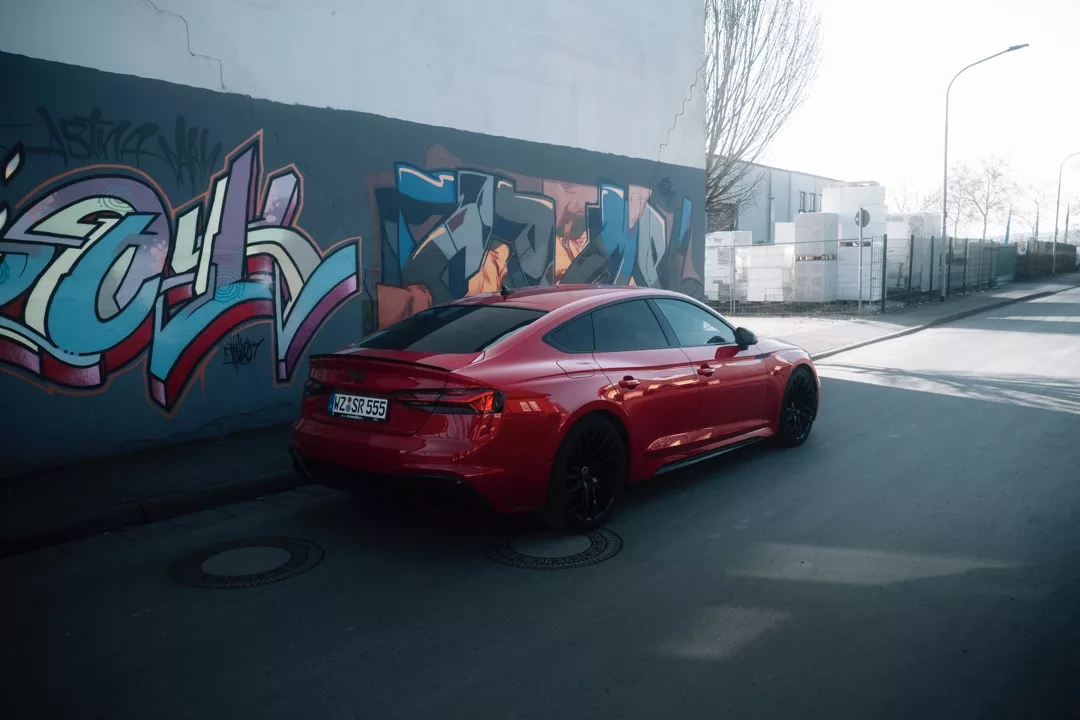 Audi RS5 Sportback in Rot von hinten mieten