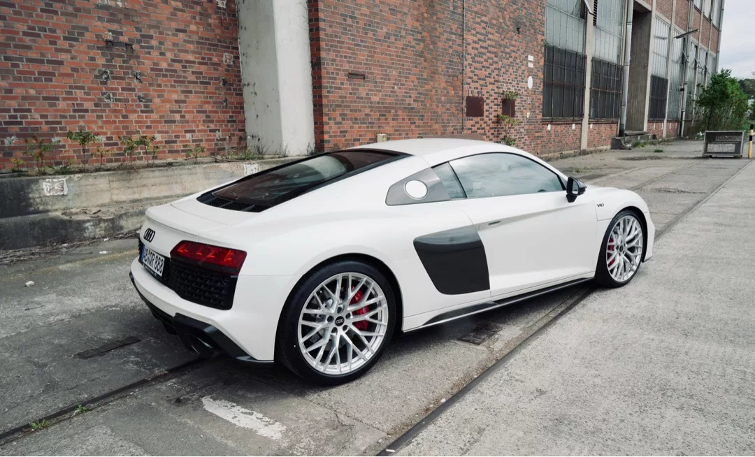 Audi R8 RWD Pearl Satin White von hinten mieten