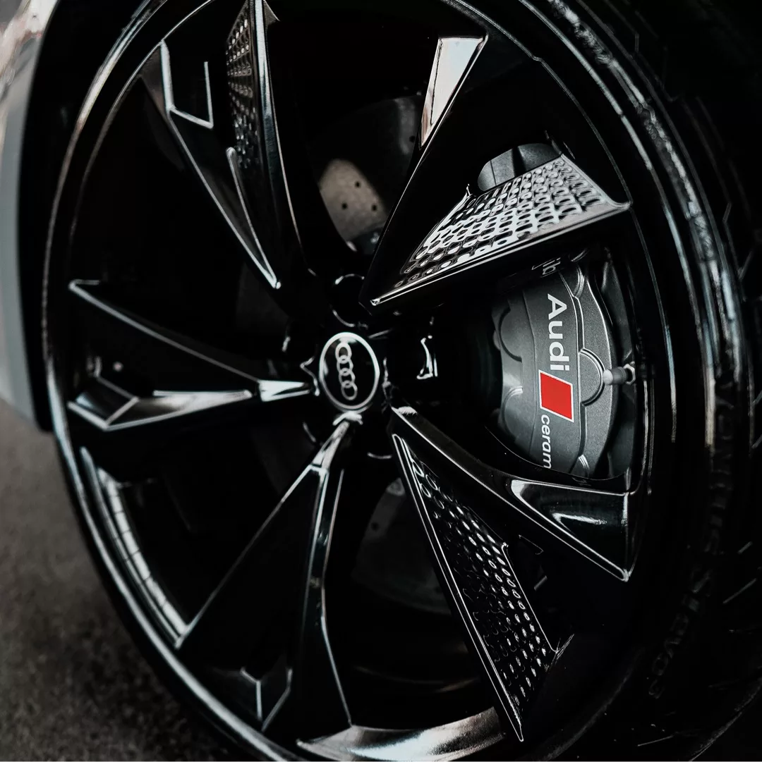 Audi RS7 Detailansicht Felge in Schwarz mieten