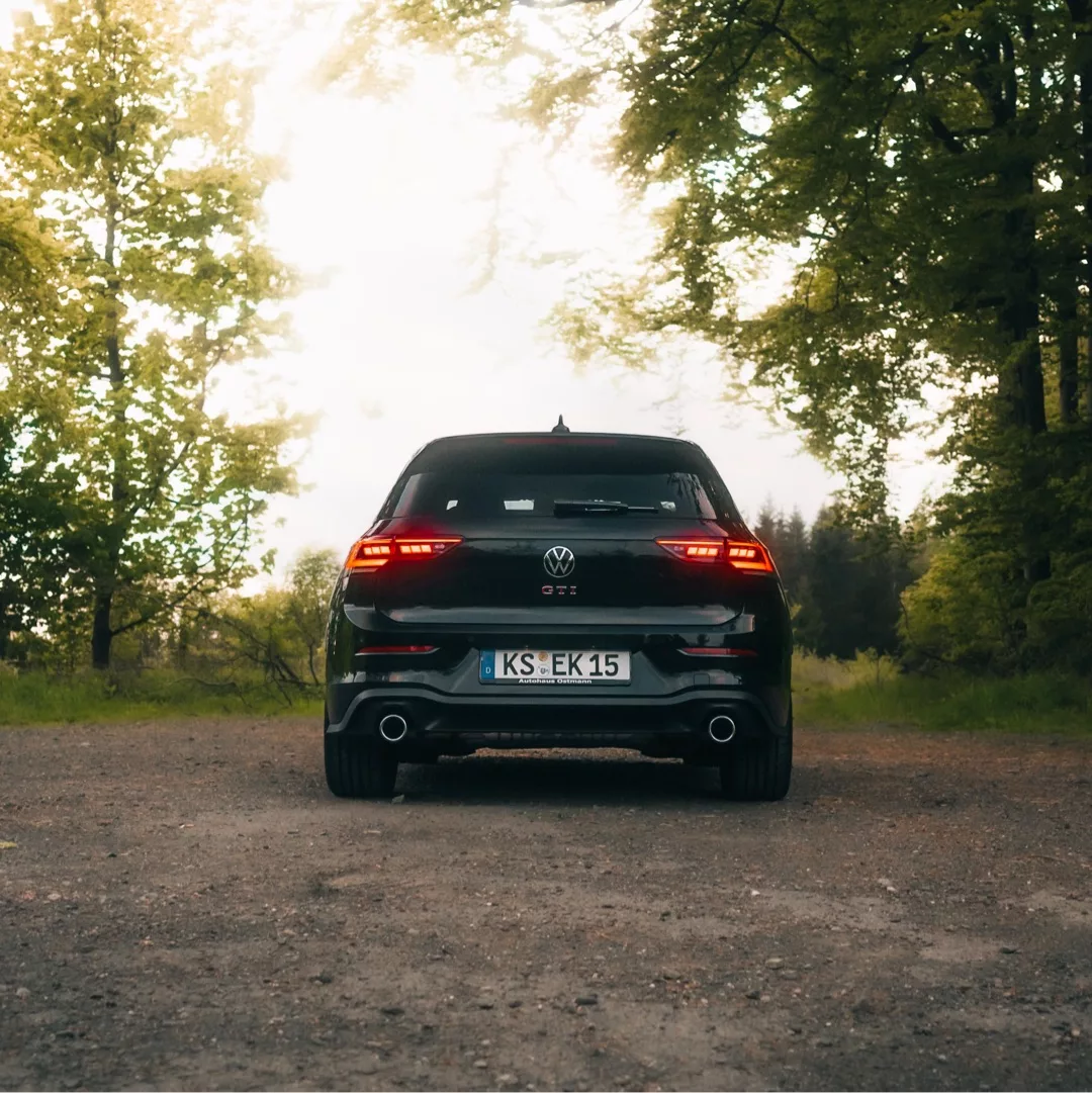 Golf 8 GTI Facelift in Schwarz von hinten mieten