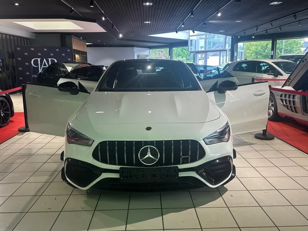 Mercedes Benz Cla 45s AMG in Weiß, Frontansicht im Showroom mieten.