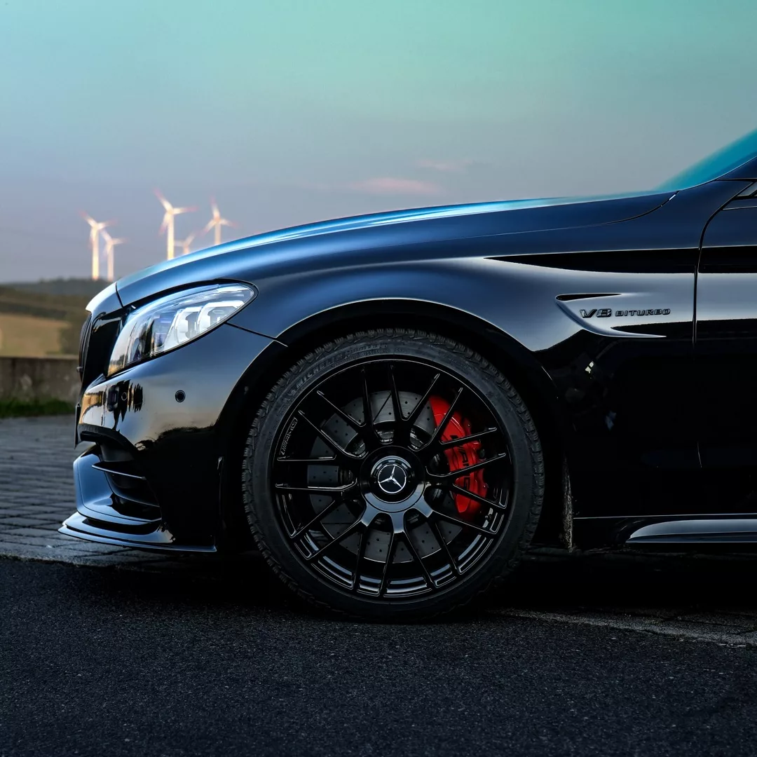 Mercedes Benz C63s AMG Coupé in Schwarz von der Seite mieten.
