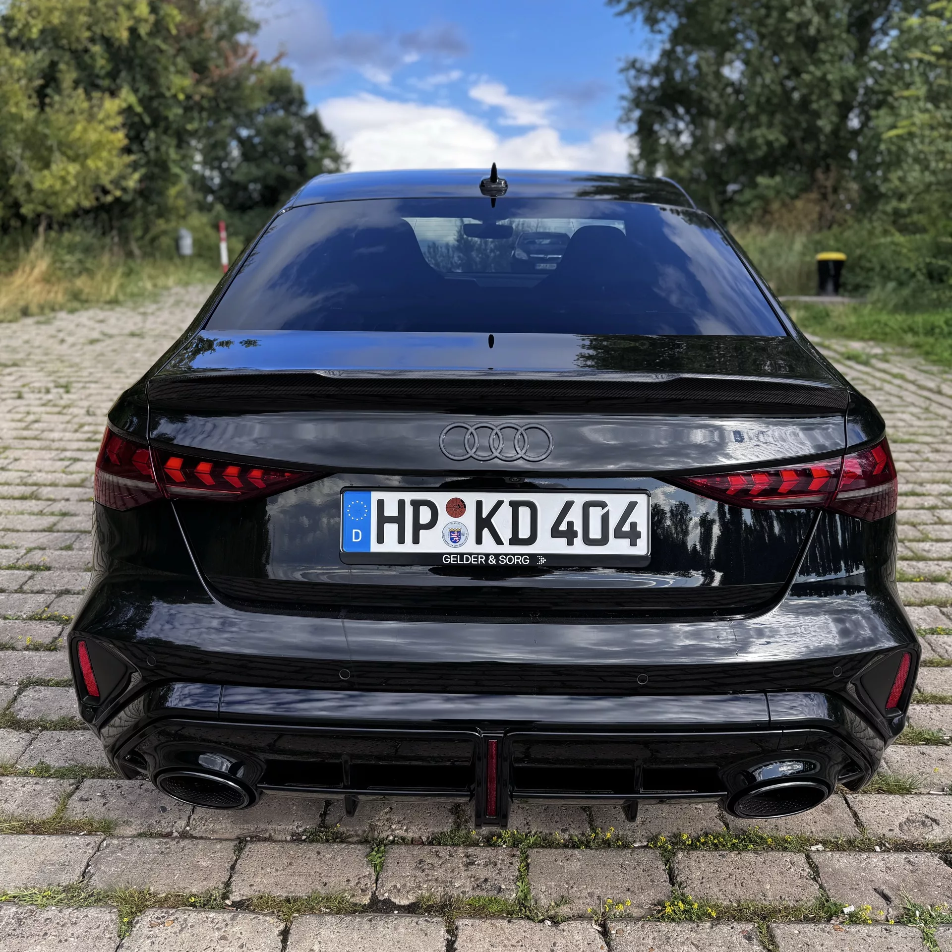 Audi RS3 FACELIFT 2025 in Schwarz von hinten mieten