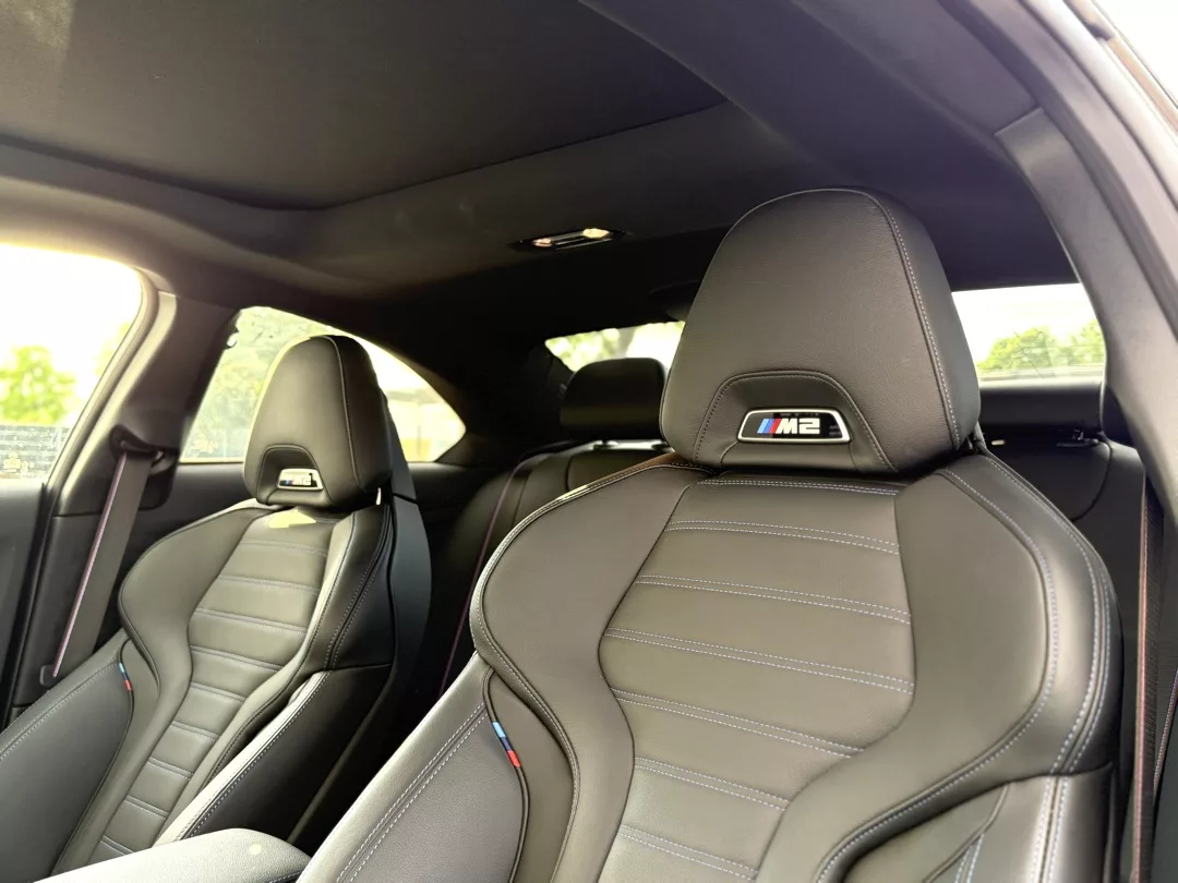 BMW M2 Coupe 480PS Innenraum mit Sportsitzen mieten