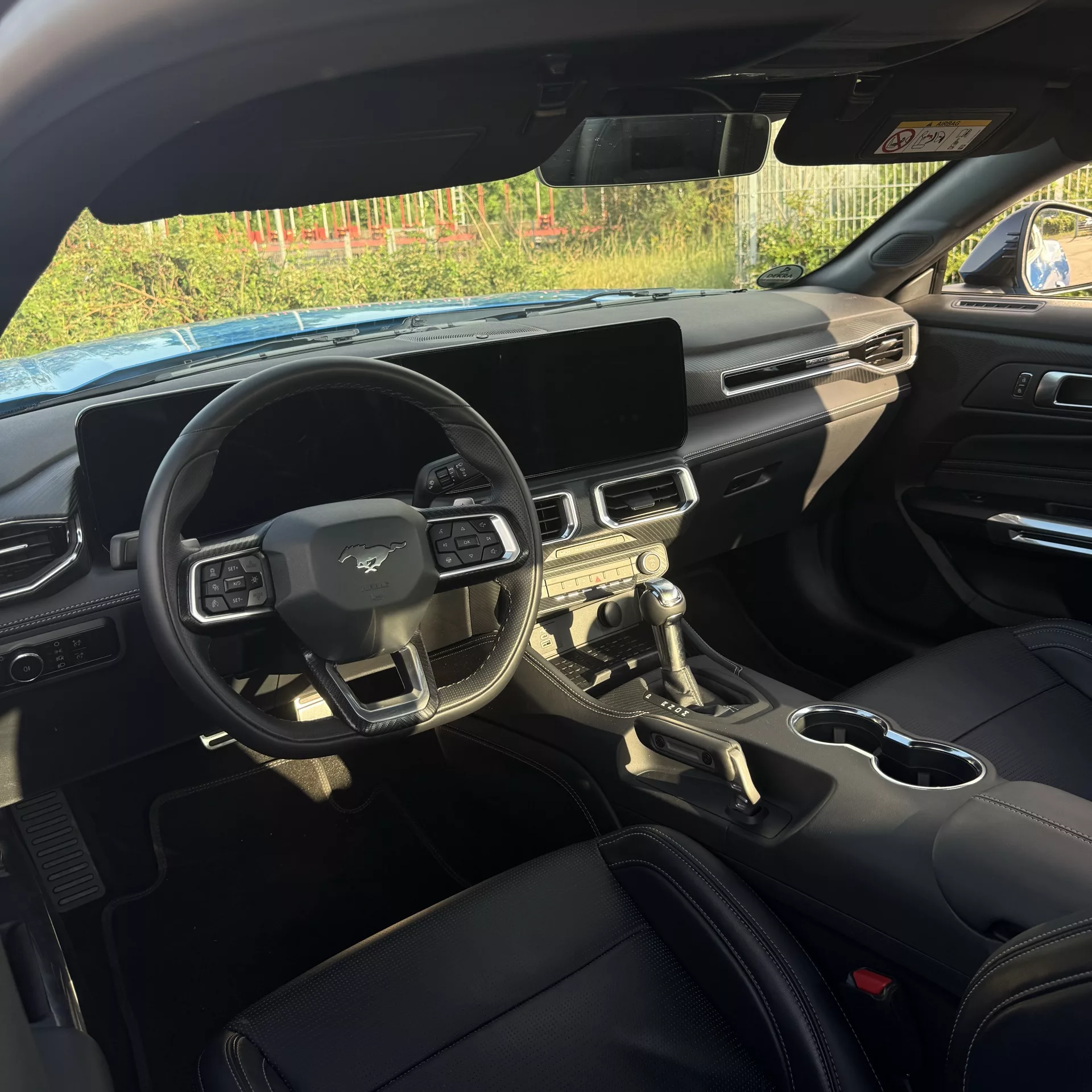 Ford Mustang GT 5.0 V8 Innenraum mit Lederlenkrad mieten.
