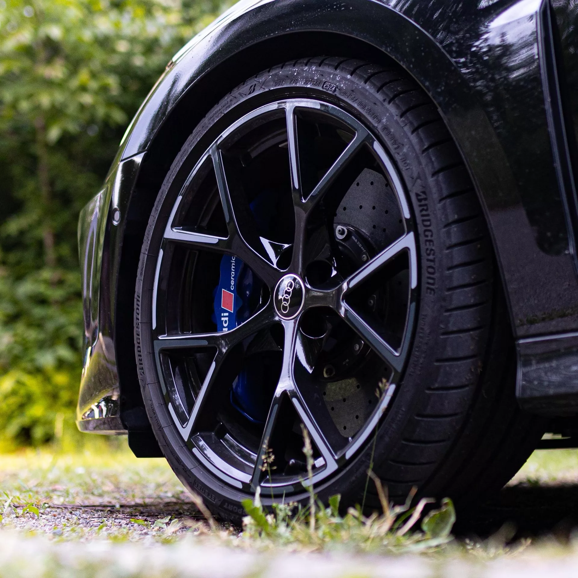 Audi RS3 Limousine Rad Nahaufnahme in Schwarz mieten