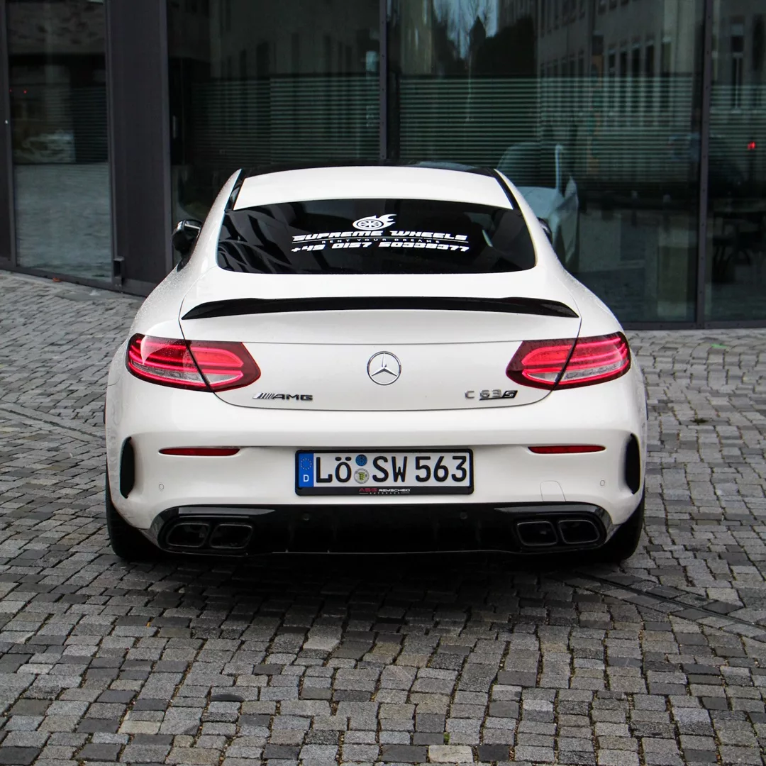 Mercedes-Benz C63s AMG Coupé in Weiß von hinten mieten