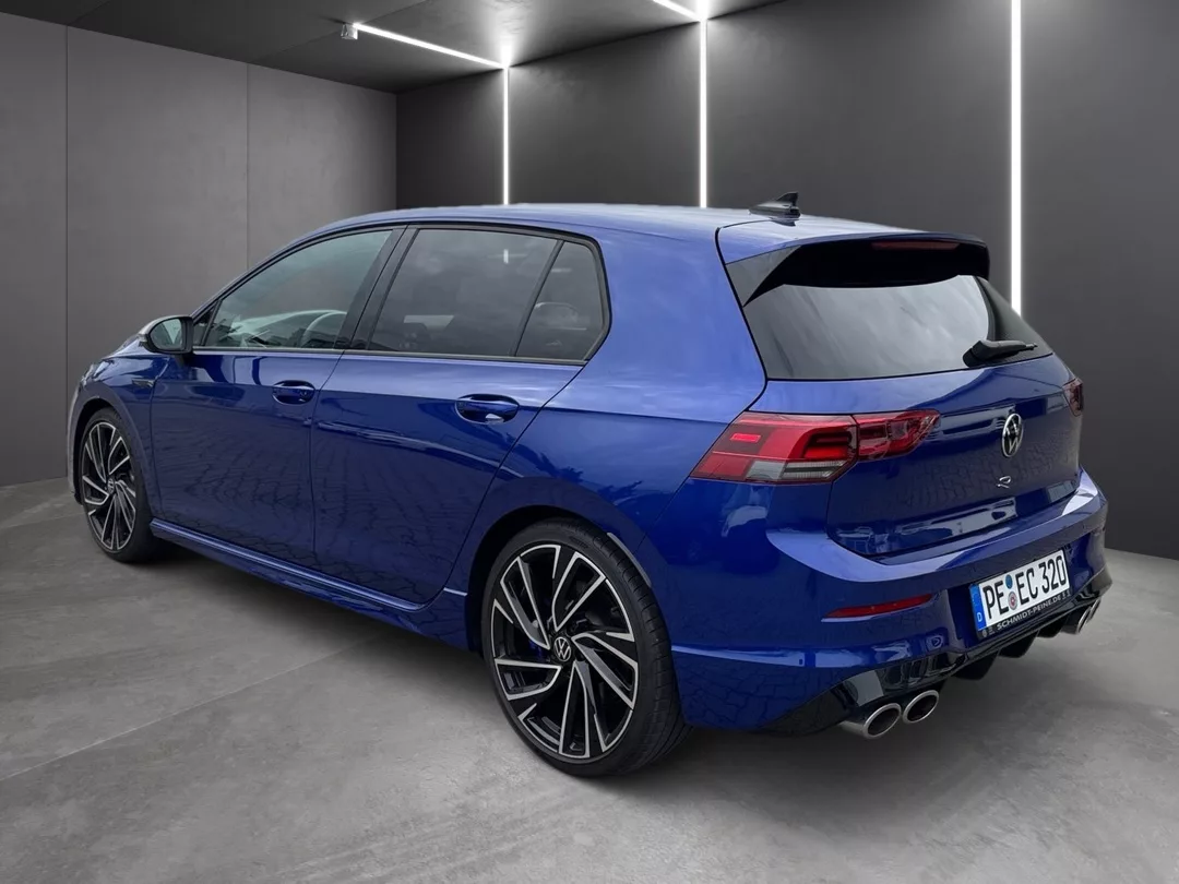 Golf 8 R in Blau von der Seite mieten