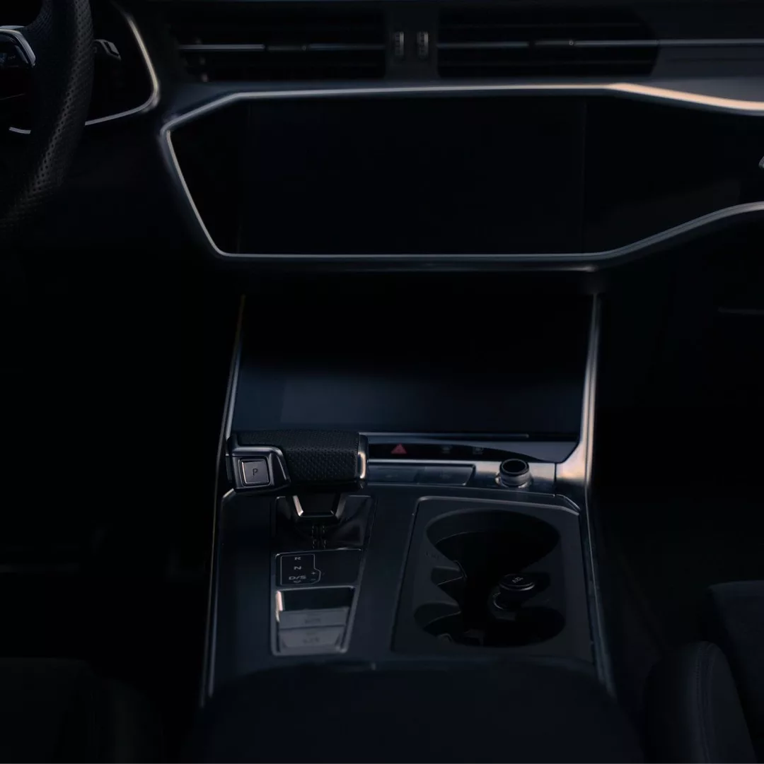 Audi RS6 Avant Innenraum, Mittelkonsole und Armaturenbrett mieten.