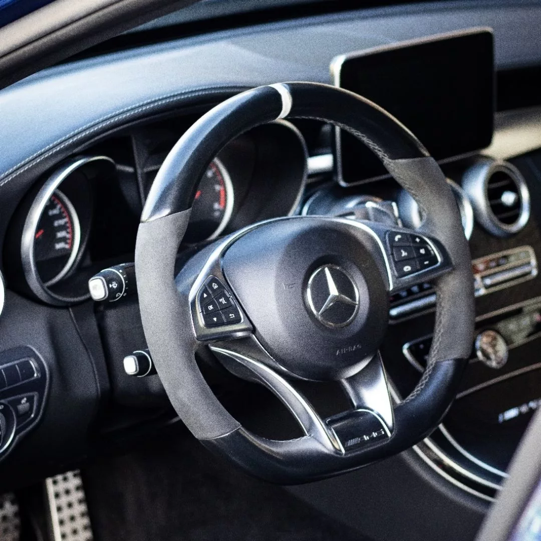 Mercedes Benz C63s AMG Cockpit mit Lederlenkrad mieten