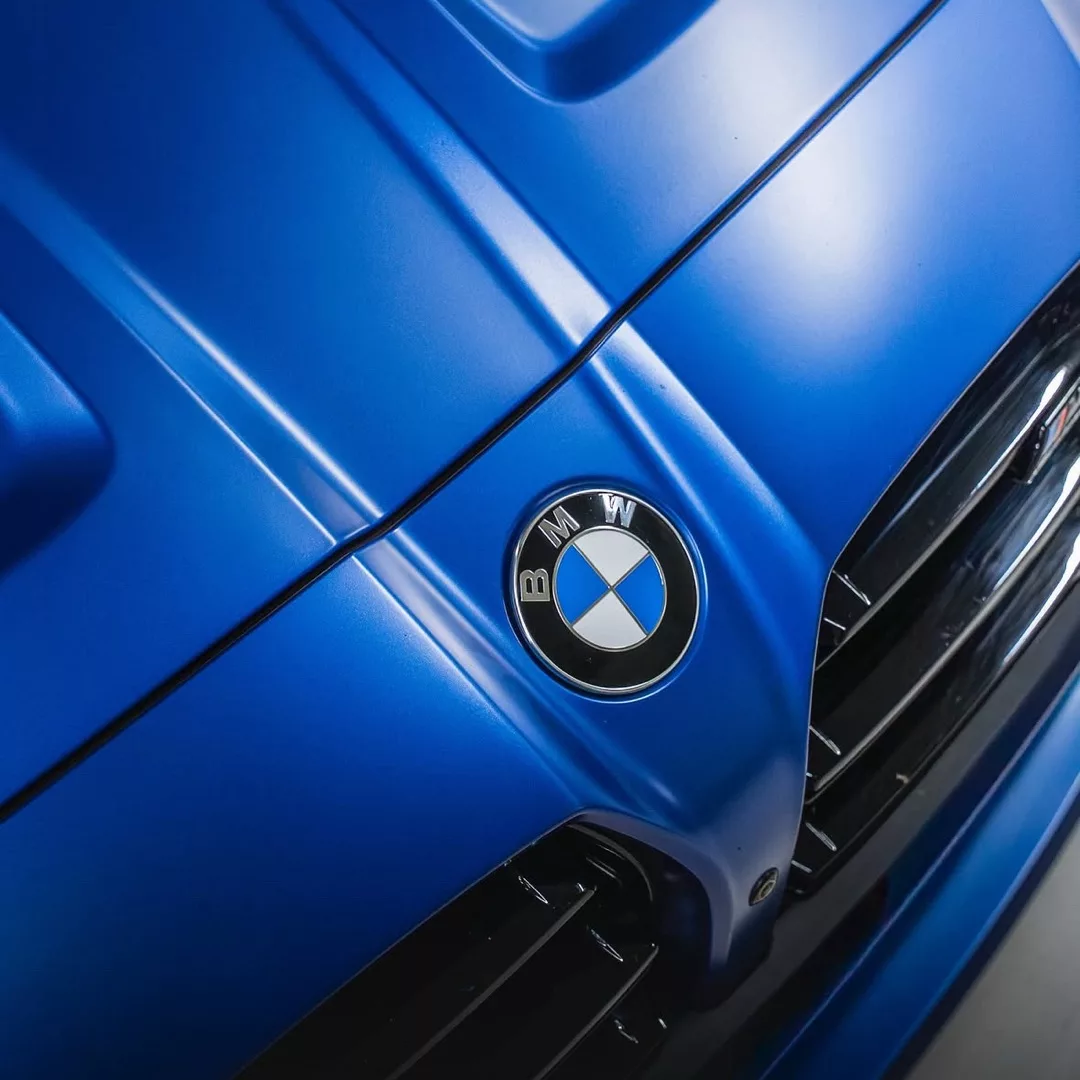 BMW M3 Competition in Blau, Nahaufnahme der Front, mieten