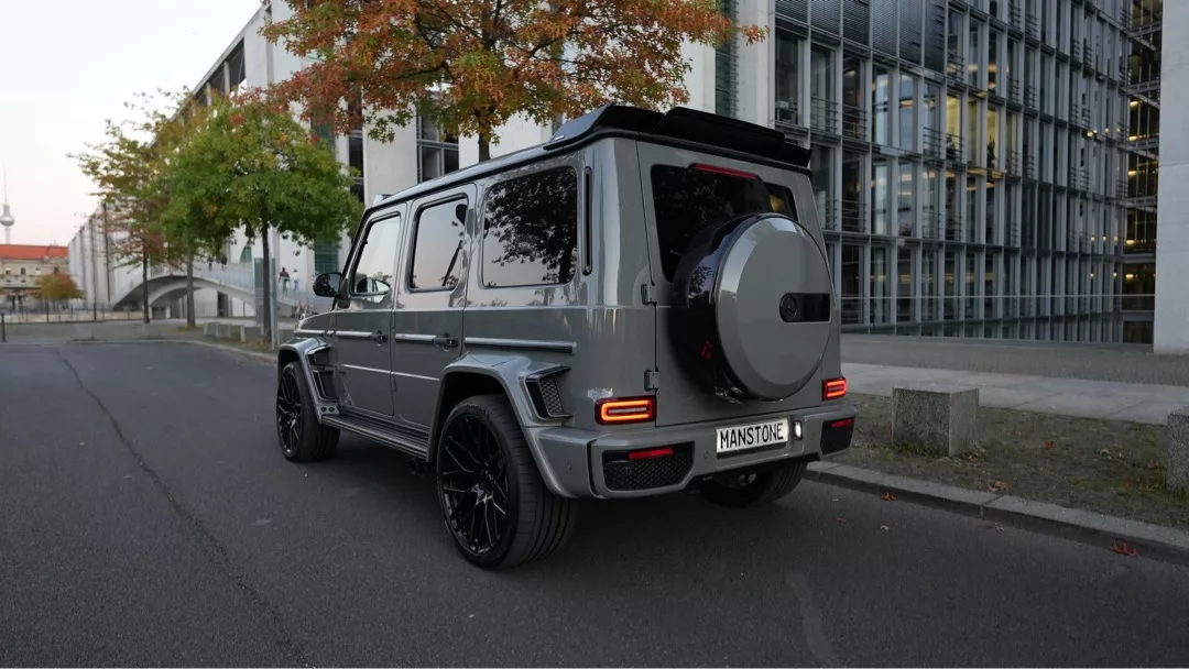 Brabus G700 G-Klasse in Grau von hinten mieten