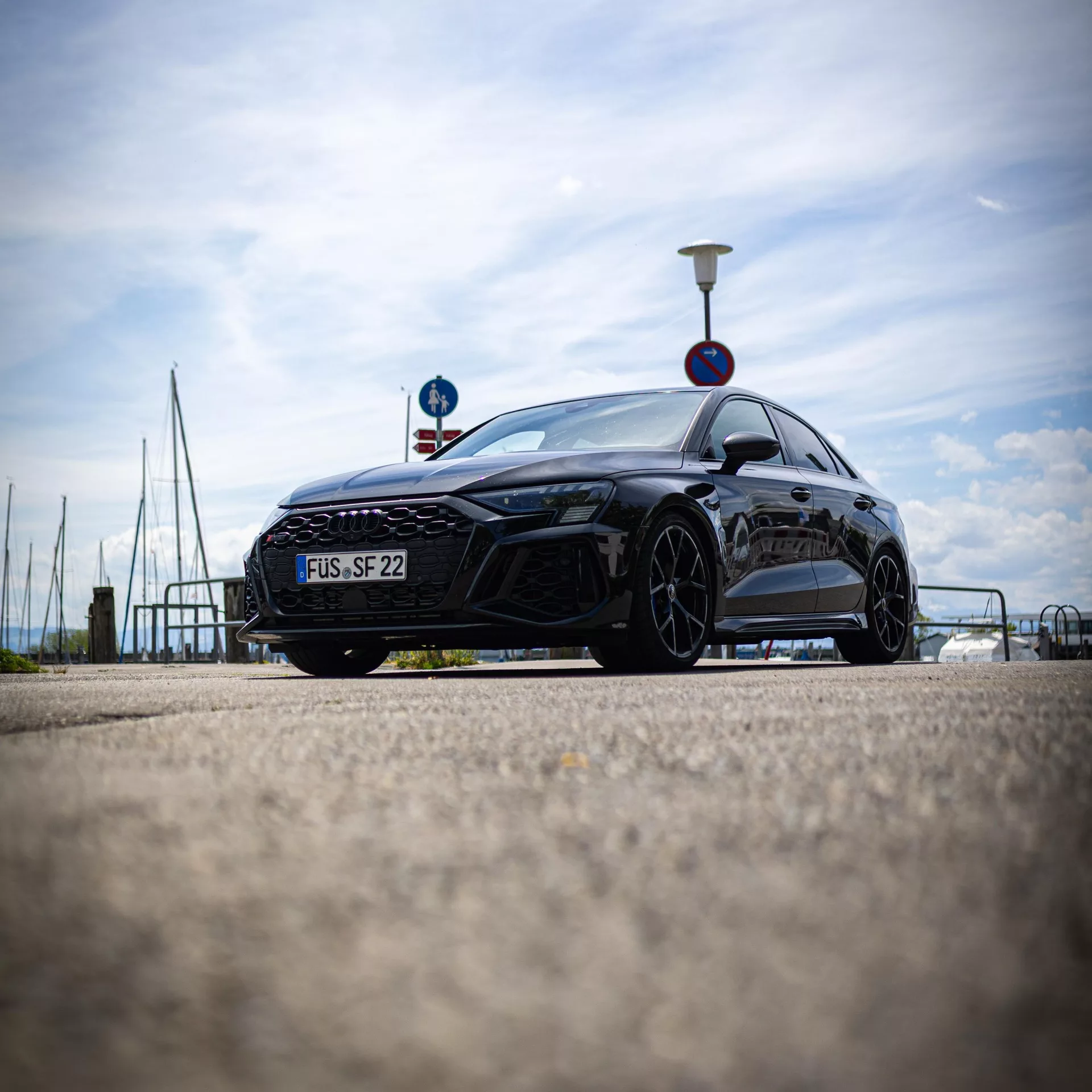 Audi RS3 Limousine in Schwarz, Frontansicht mieten.