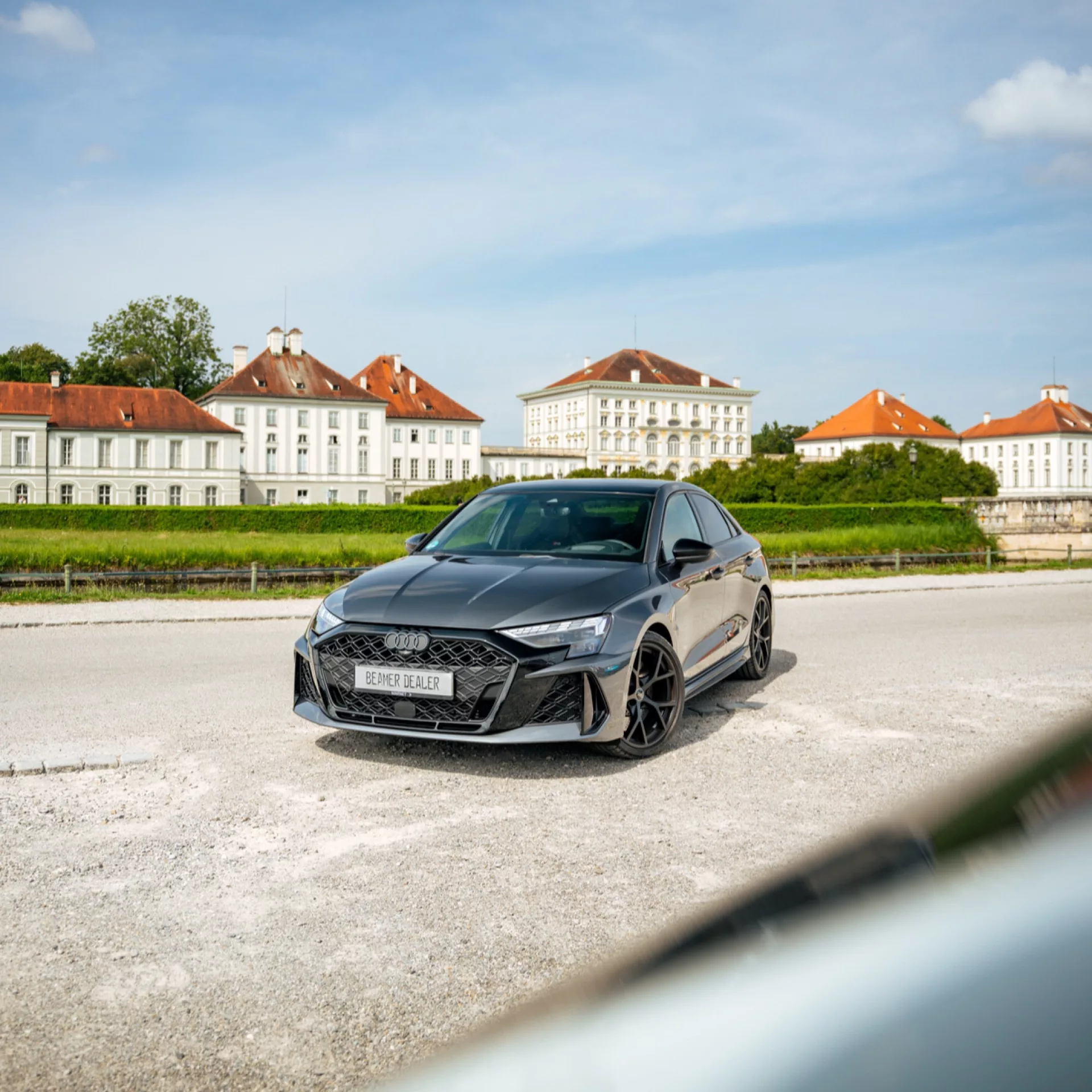 Audi RS3 FACELIFT in Schwarz von vorne mieten.