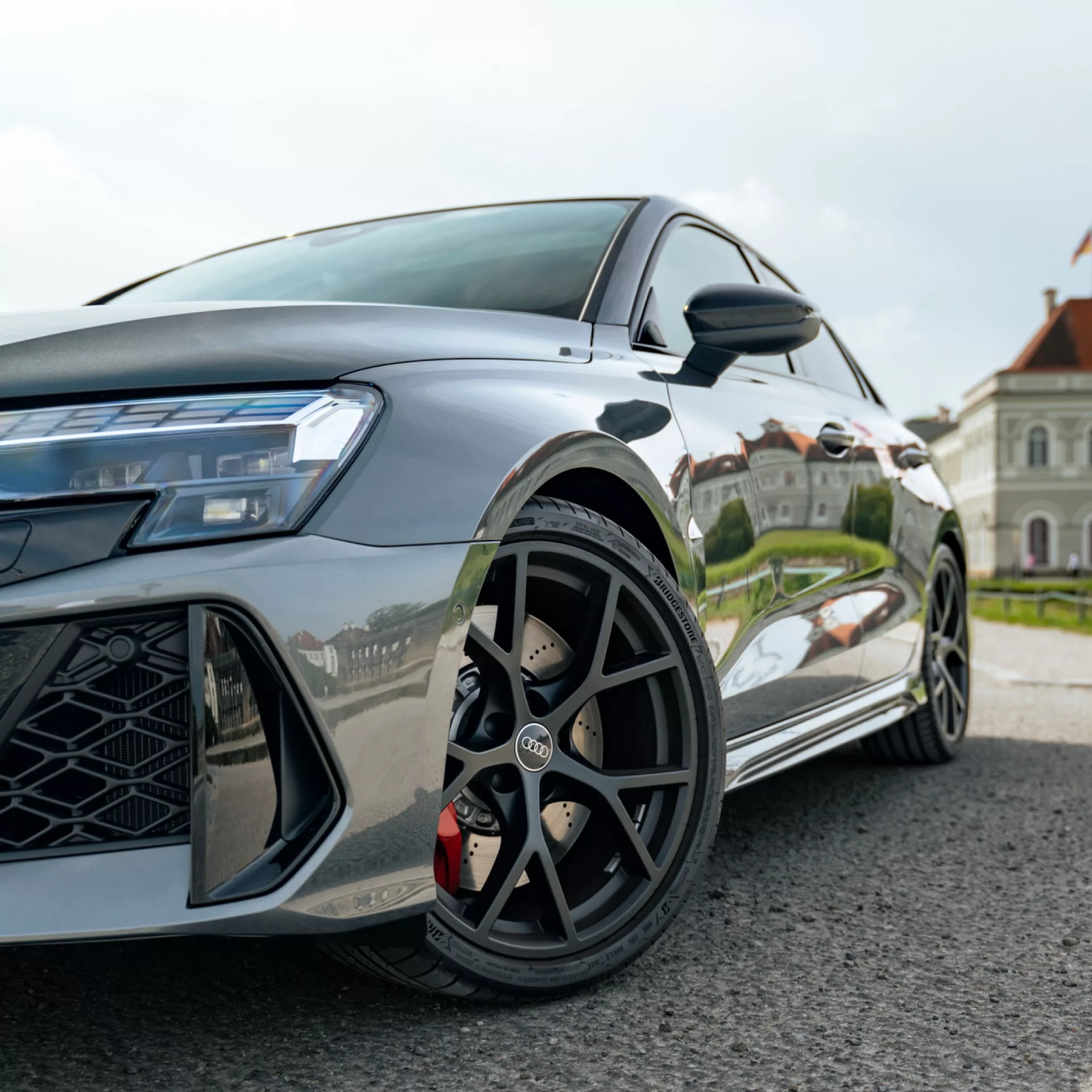 Audi RS3 Facelift in Grau mieten - Frontansicht von schräg unten