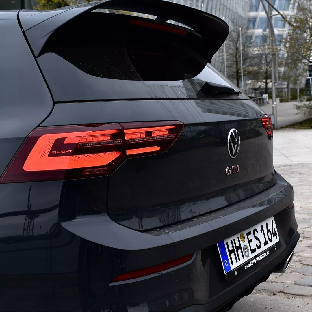 VW Golf 8 GTI Clubsport Heckansicht mit LED-Rückleuchten mieten