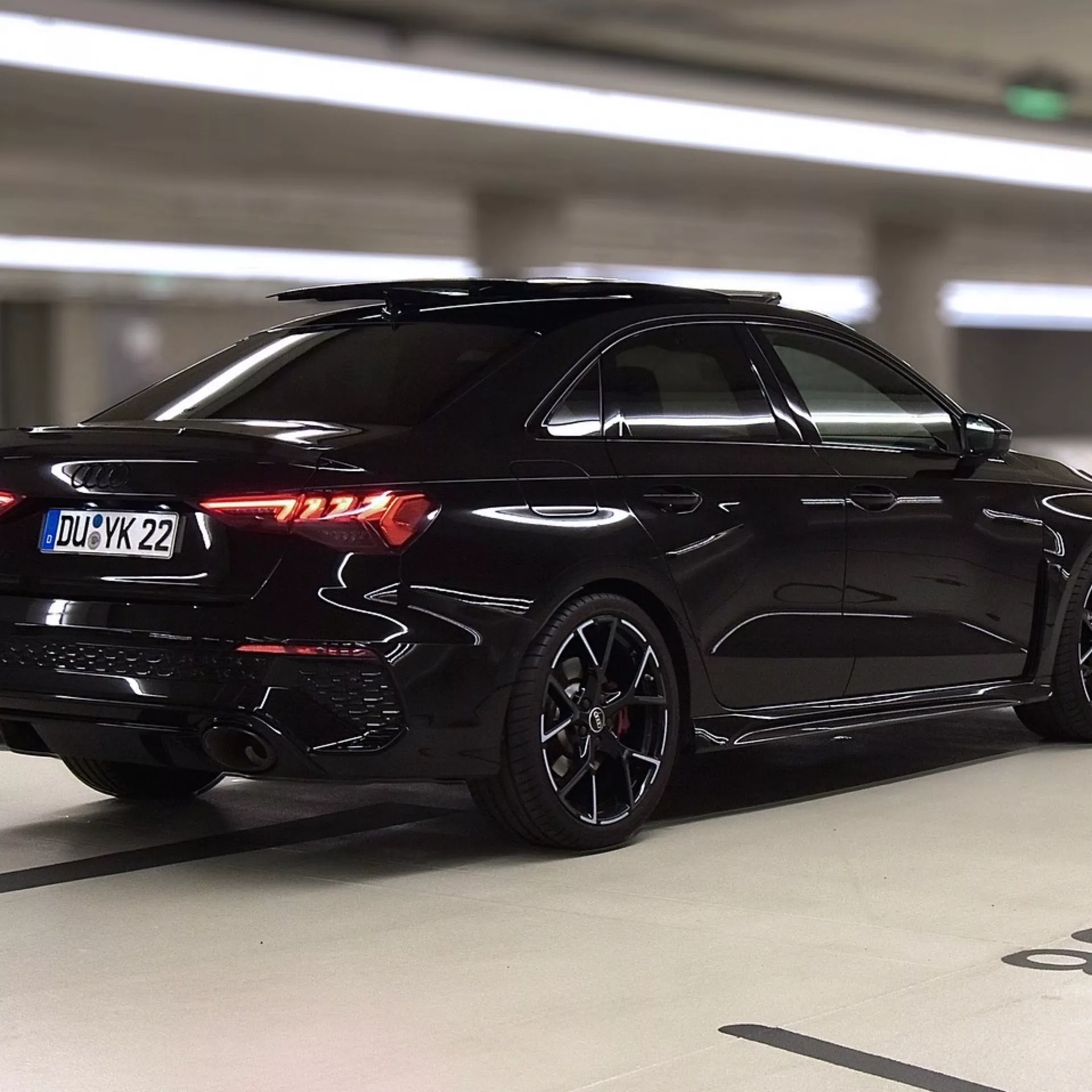 Audi RS3 Limousine in Schwarz von hinten mieten