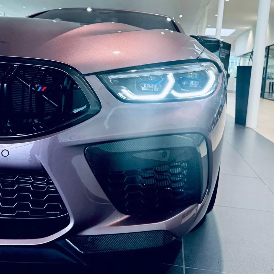 BMW M8 Competition Cabrio in Lila, Frontansicht mieten