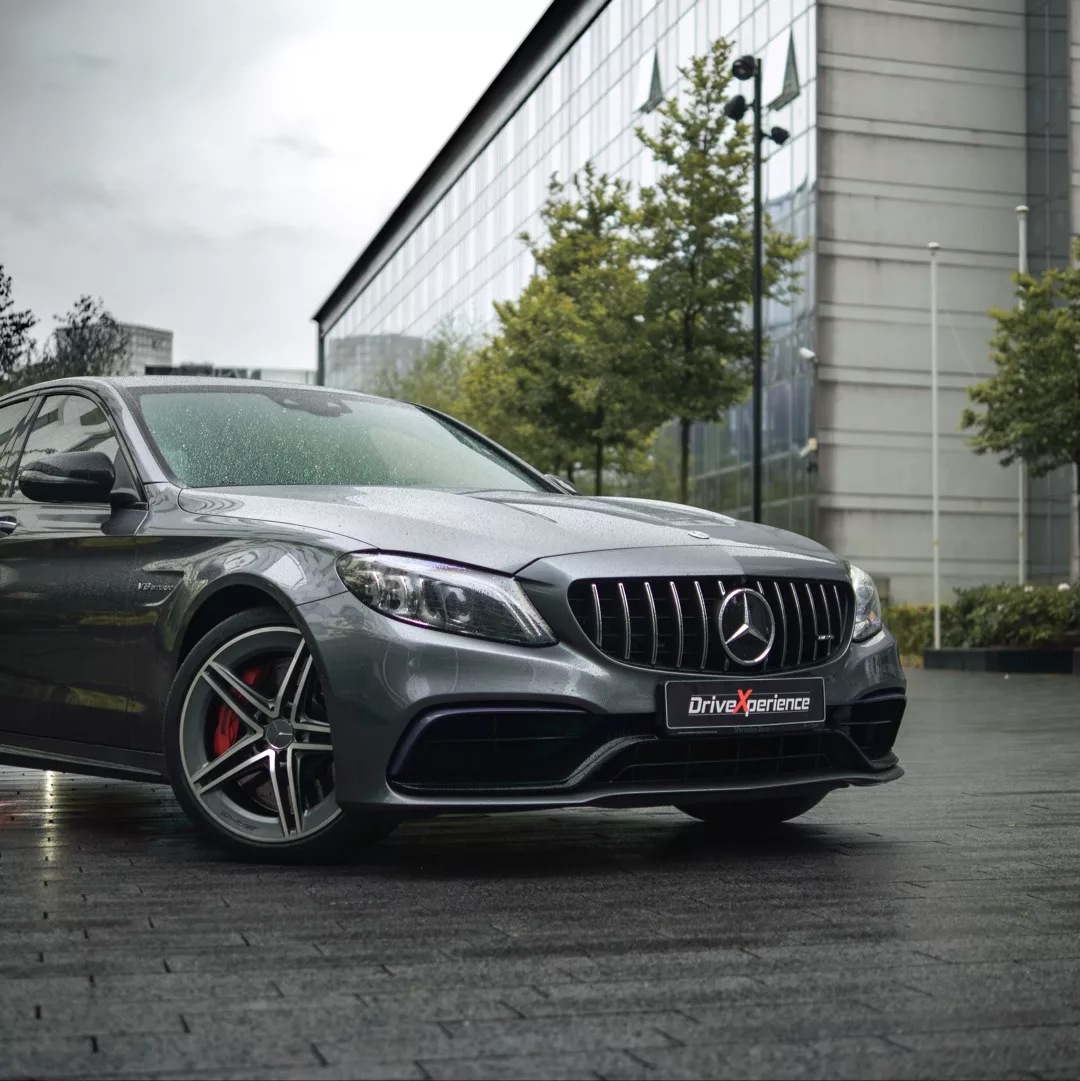 Mercedes C63s AMG in Grau von vorne mieten