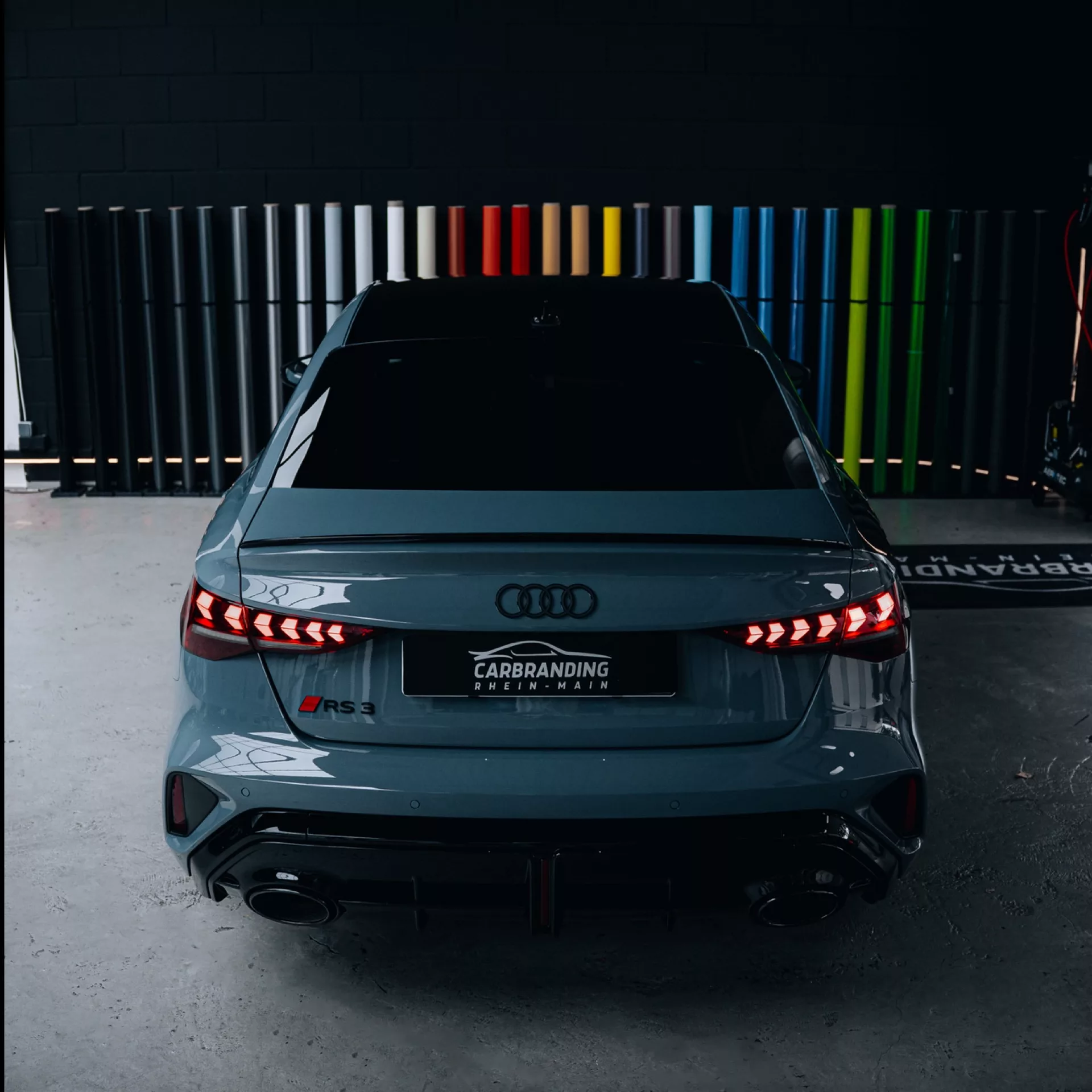 AUDI RS3 Limousine 2025 Facelift in Grau von hinten mieten