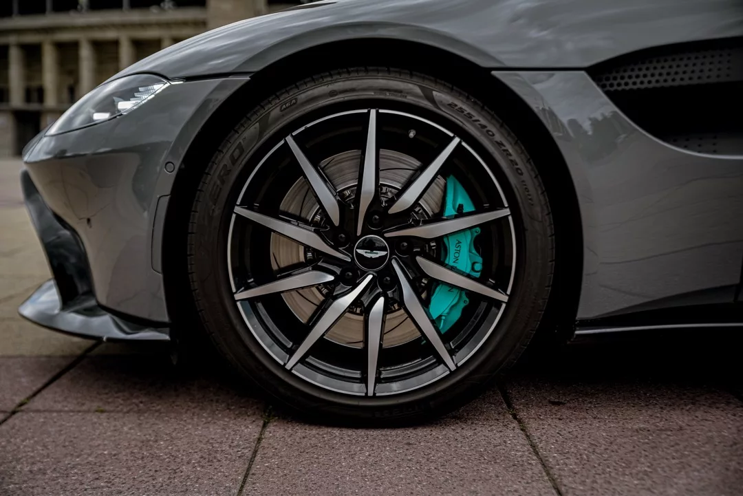 Aston Martin Vantage in Grau, Nahaufnahme der Felge und Bremse mieten