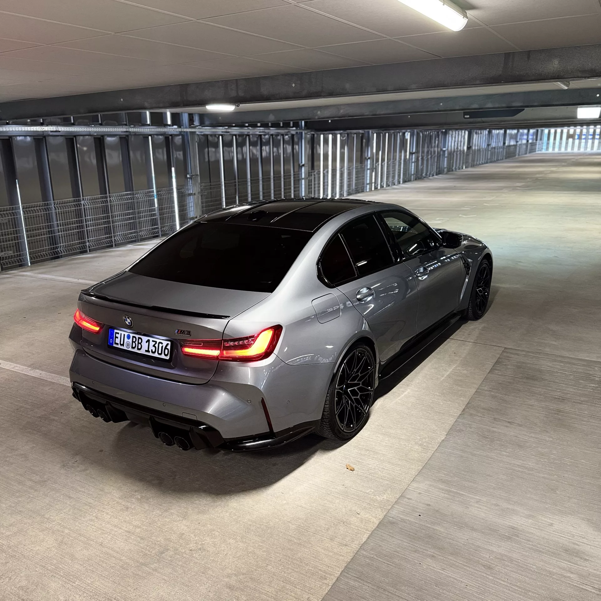 BMW M3 Competition XDrive in Grau von hinten mieten.