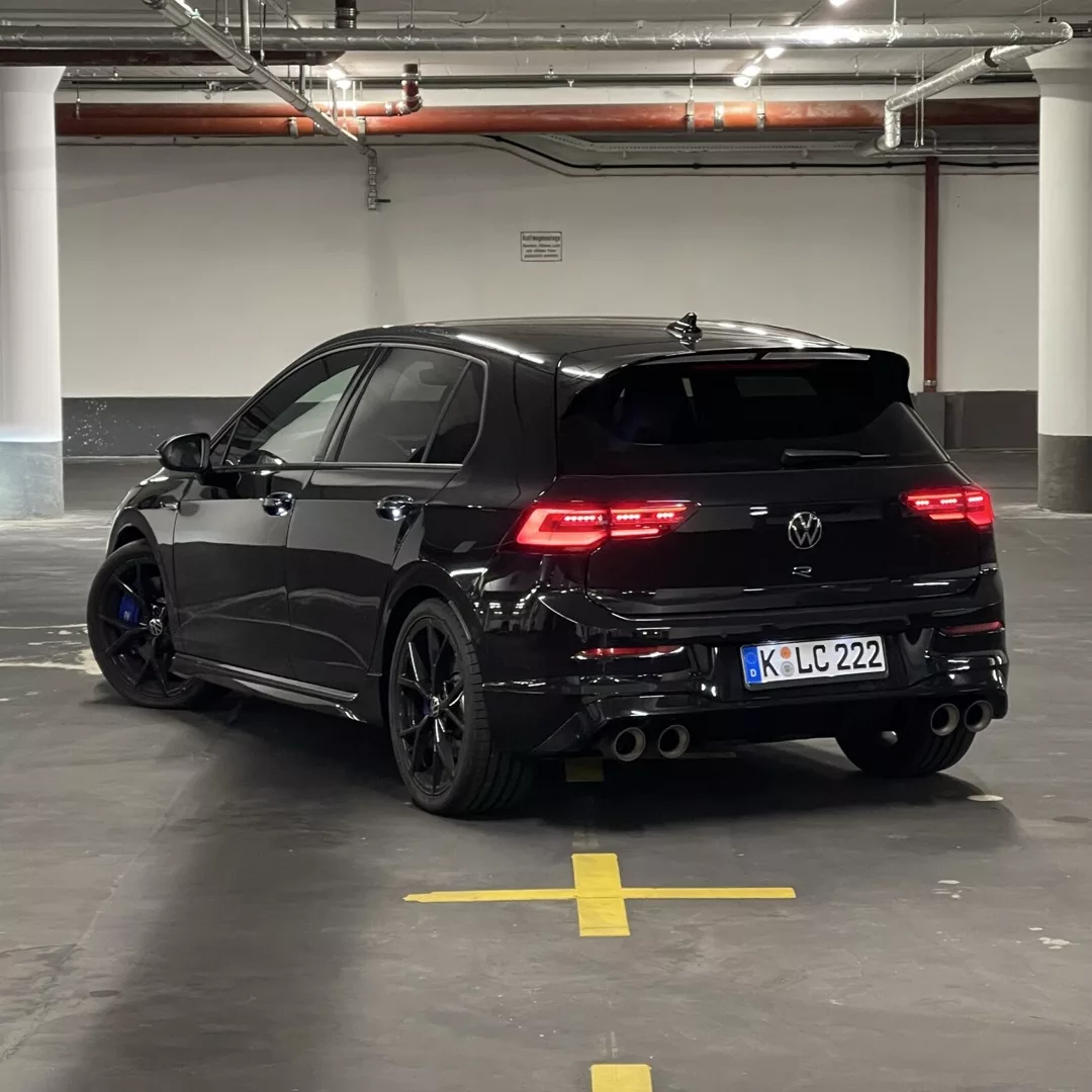 VW Golf 8 R Performance in Schwarz, Heckansicht in Parkgarage mieten.