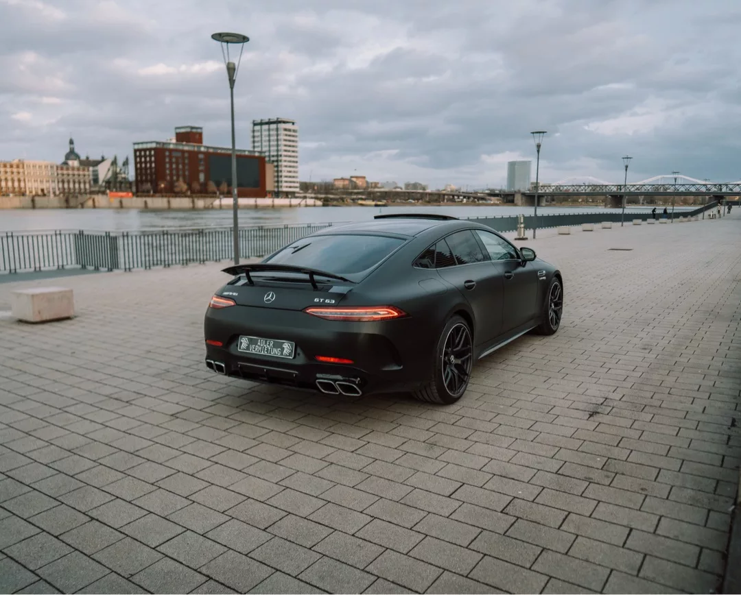 Mercedes-AMG GT 63 in Mattschwarz von hinten mieten