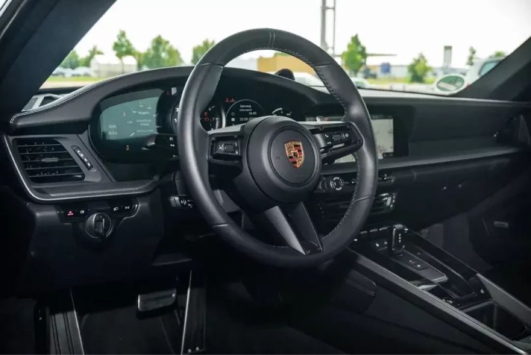 Innenraum eines Porsche 911 Carrera S (992) mit modernem Cockpitdesign.