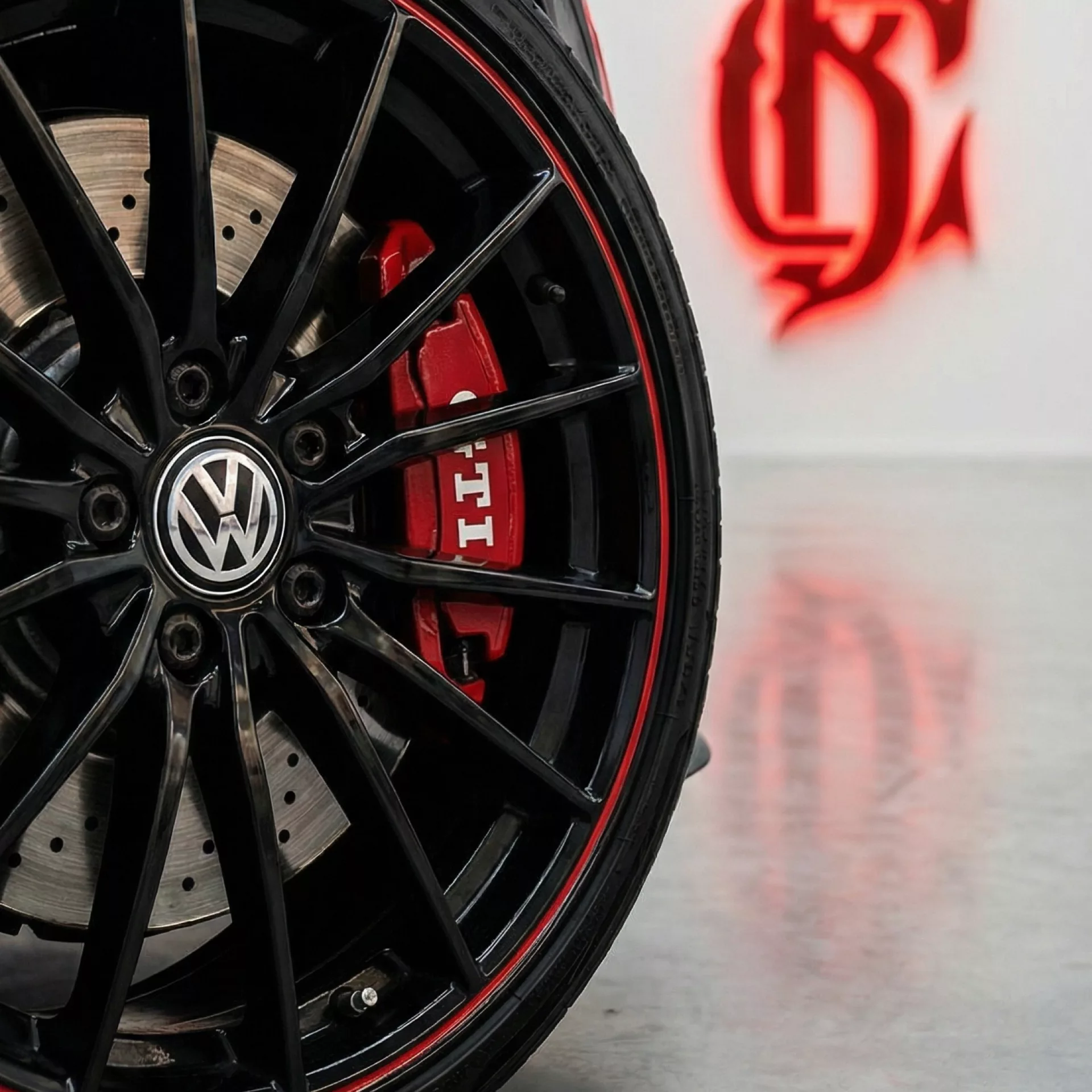 VW Golf GTI Clubsport Akrapovic Felge mit Bremssattel in Nahaufnahme mieten