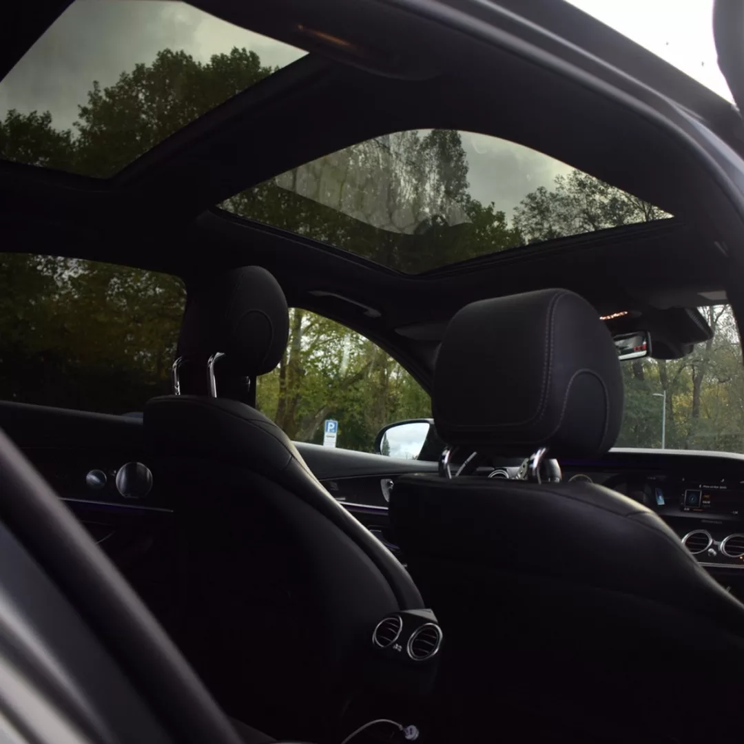 Mercedes AMG E 63 s Innenraum mit Panoramadach mieten