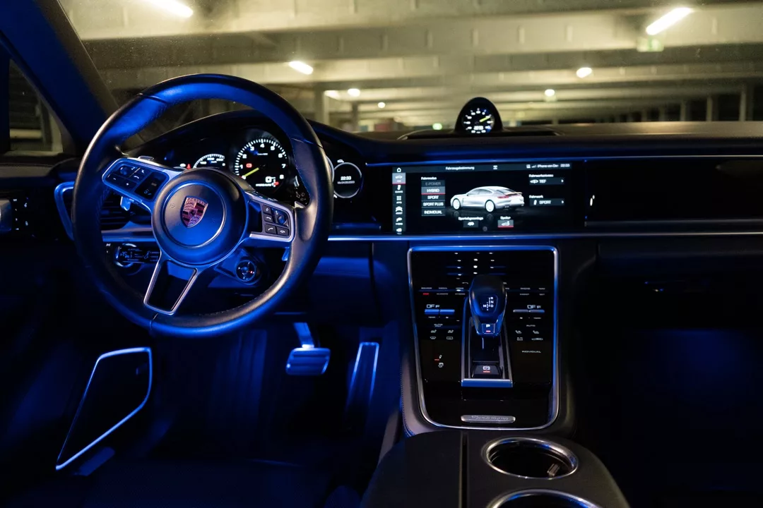 Porsche Panamera Cockpit mit Sportabgasanlage mieten