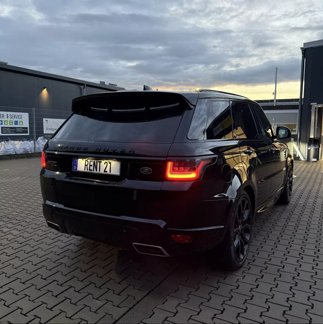 Range Rover Sport V8 in Schwarz, Heckansicht auf Parkplatz mieten.