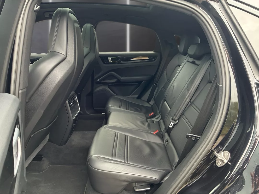Porsche Cayenne S Coupé Rücksitze mit Lederausstattung mieten