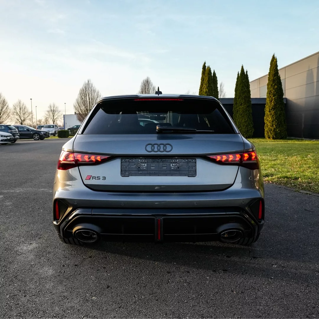 Audi RS3 2025 in Grau von hinten mieten