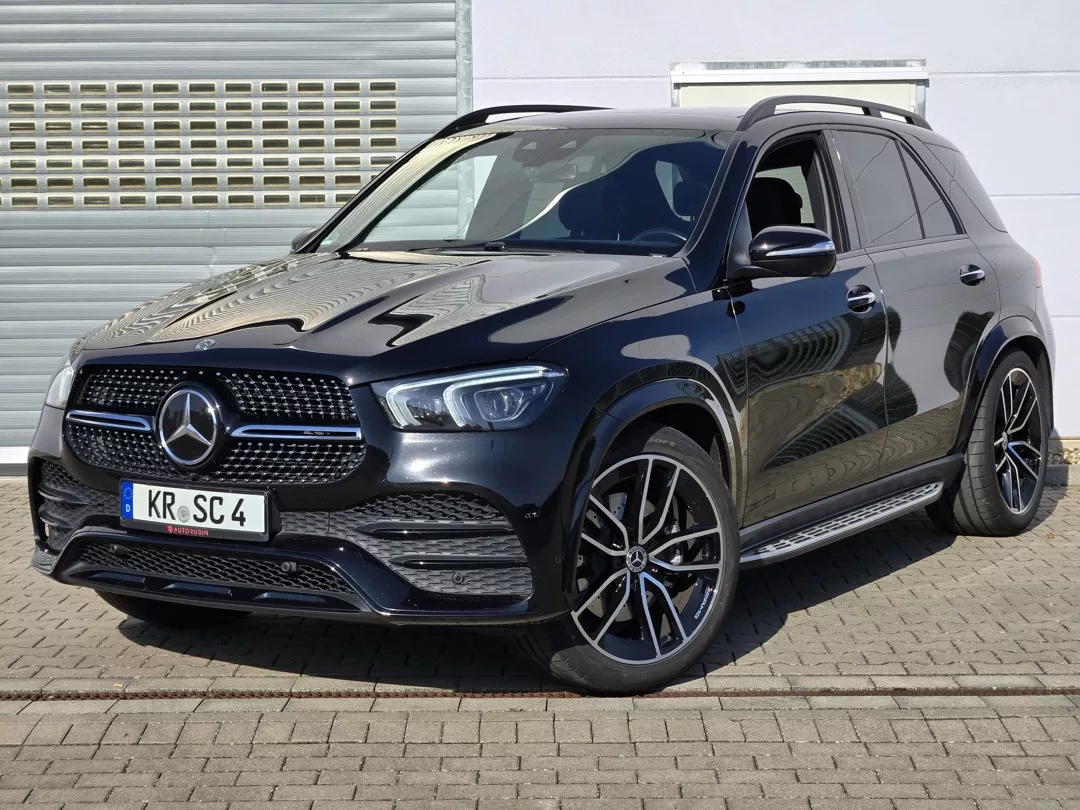 Mercedes GLE400d AMG 4Matic in Schwarz, Frontansicht mieten