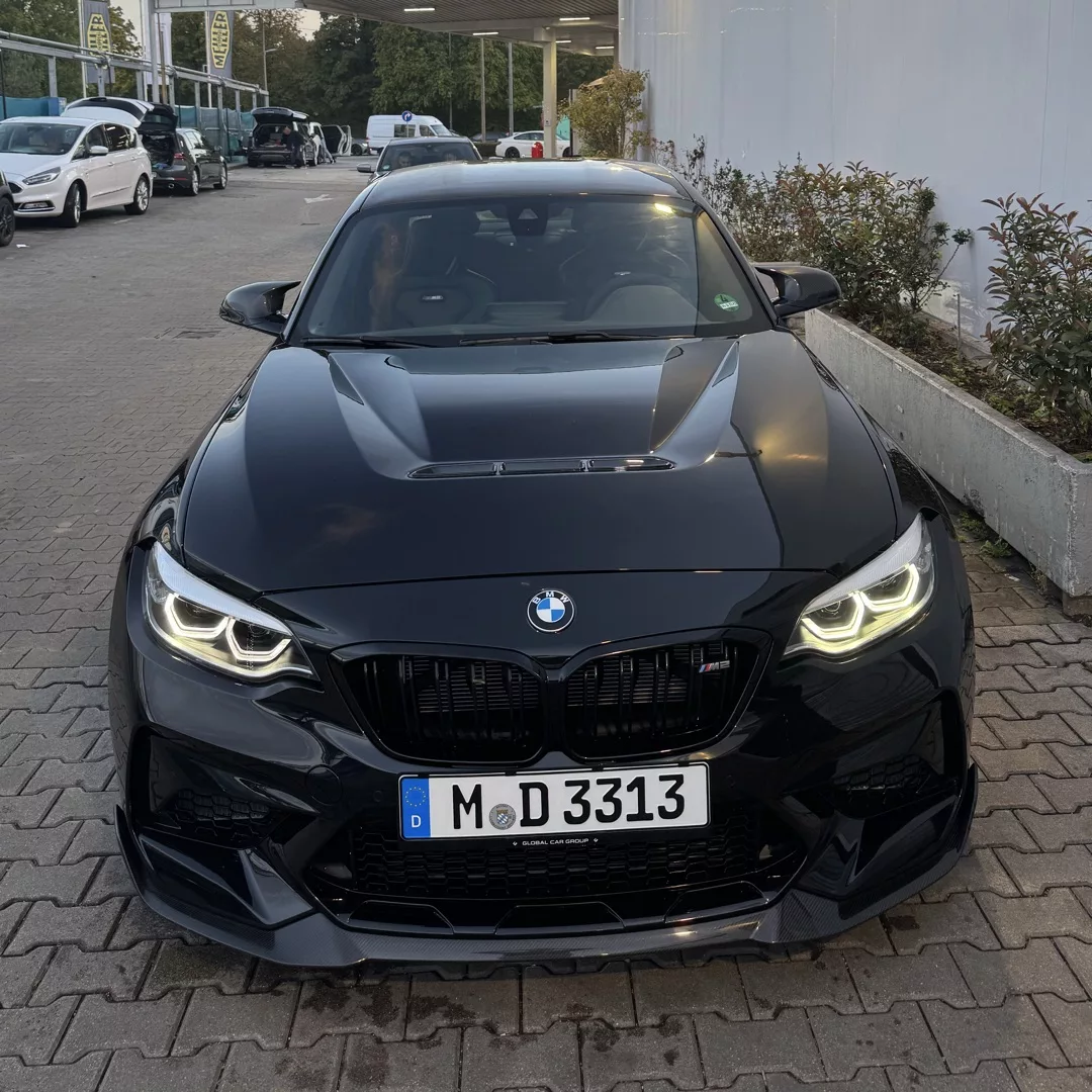 BMW M2 CS Grail in Schwarz Frontansicht mieten
