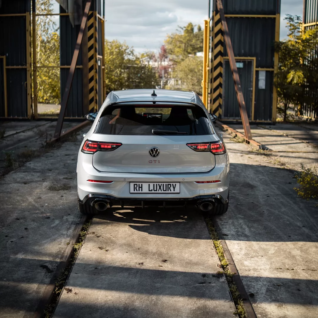 Golf 8 GTI CS in Silber von hinten mieten.