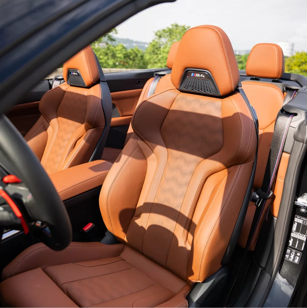 BMW M4 Competition Cabrio LCI Innenraum mit Ledersitzen mieten